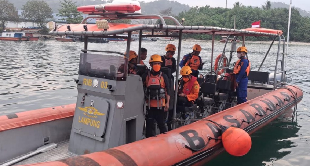 Basarnas Lampung Kerahkan 2 RIB Cari Jurnalis iNews yang Hilang Kontak saat Meliput Erupsi Anak Krakatau