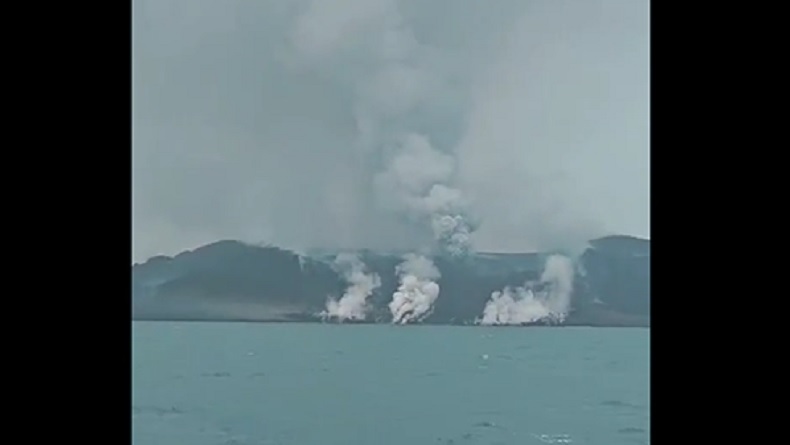 Gunung Anak Krakatau Kembali Semburkan Abu, Gempa dan Tremor Masih Terekam