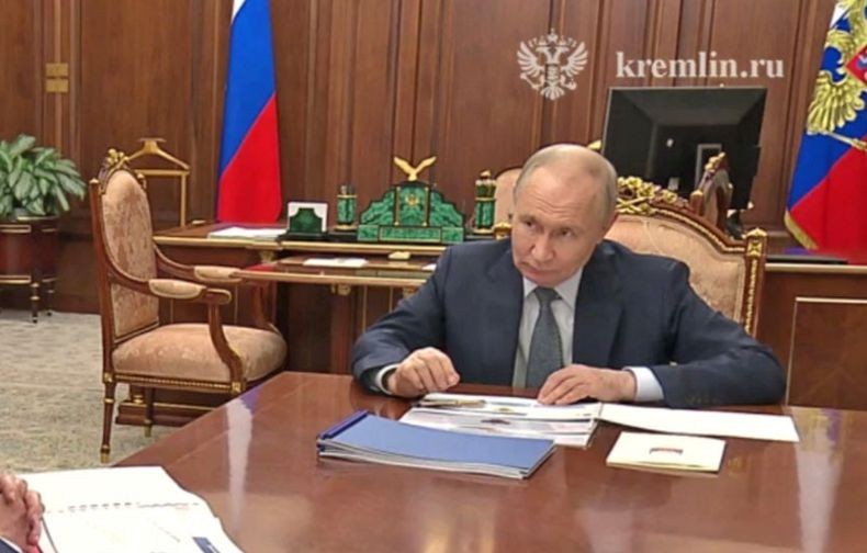 Heboh! Presiden Putin Putar Pulpen di Meja