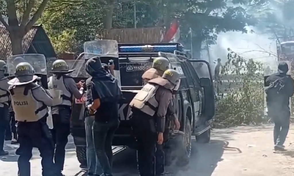 Eksekusi Lahan 1.000 Meter di Makassar Ricuh, Petugas Dihujani Batu hingga Busur!