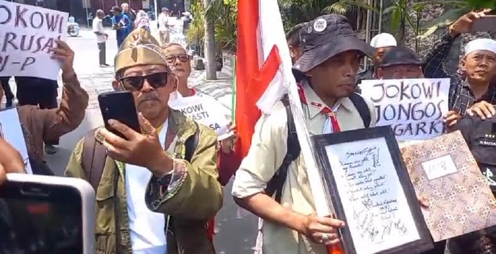 Massa ARIB Datangi Rumah Jokowi di Solo, Sempat Tegang dengan Relawan!