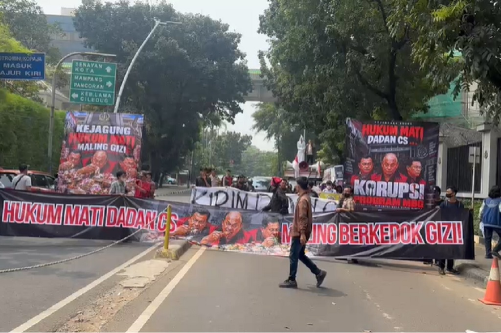 Massa Datangi Kejagung, Tuntut Dadan Hindayana cs Dihukum Mati buntut Dugaan Korupsi MBG