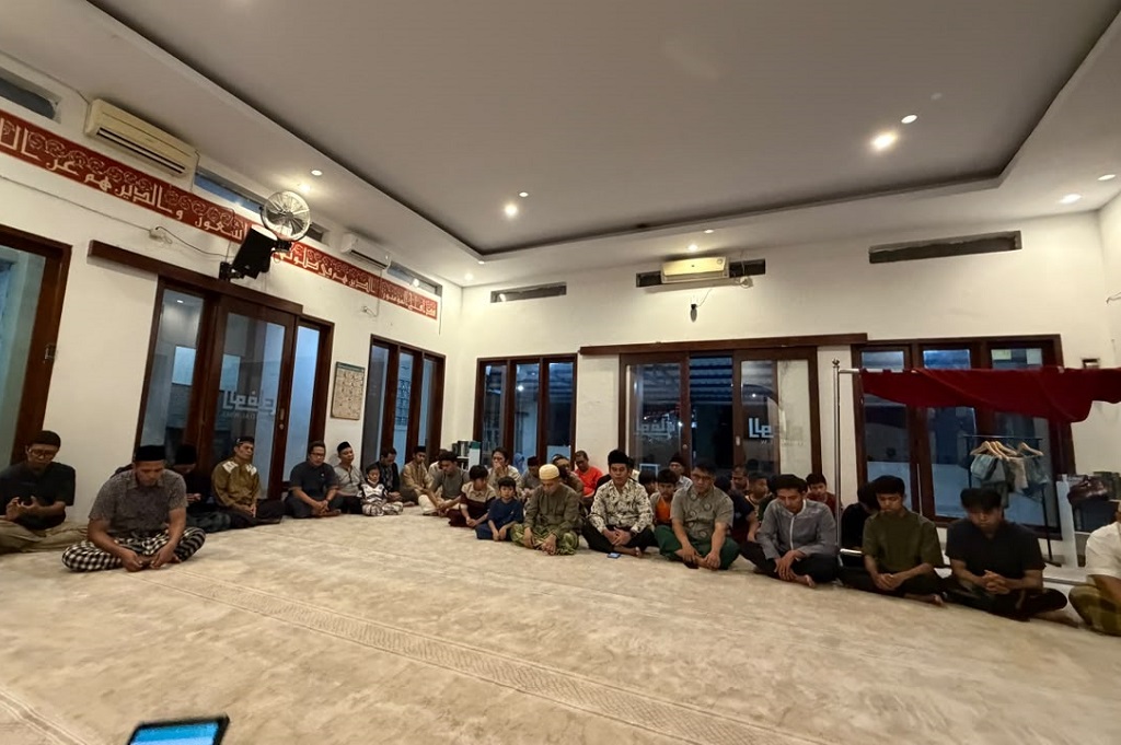 Tetangga dan Kerabat Gelar Doa Bersama untuk Keselamatan Jurnalis iNews Yudistiro Pranoto