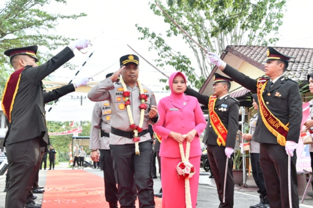 Disambut Pedang Pora, AKBP Aris Resmi Jabat Kapolres Aceh Timur Gantikan AKBP Irwan