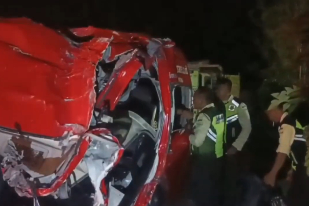 Kronologi Mobil Travel Tabrak Truk Tewaskan 4 Penumpang di Tol Jombang, Sopir Diduga Mengantuk