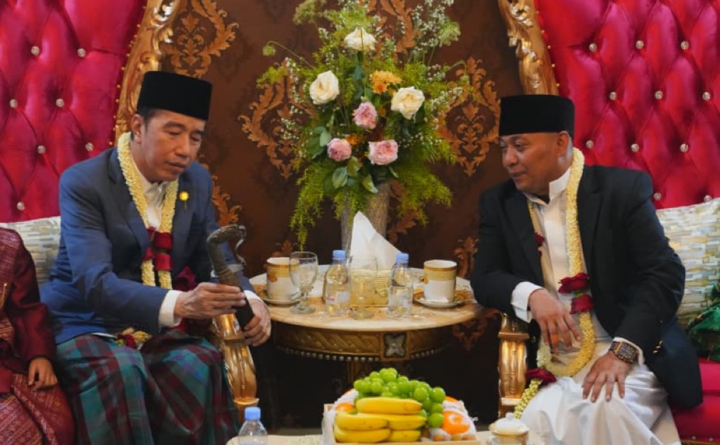Jokowi Dapat Pedang Naga Liman di Cirebon, Balas Hadiah Sepeda untuk Anak Ujang Busthomi