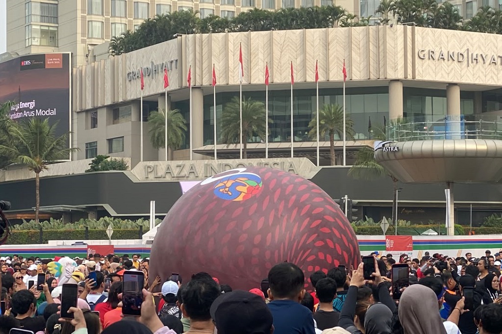 Penampakan Bola Raksasa dan Trofi FIFA ASEAN Cup 2026 Ramaikan CFD Sudirman-Thamrin