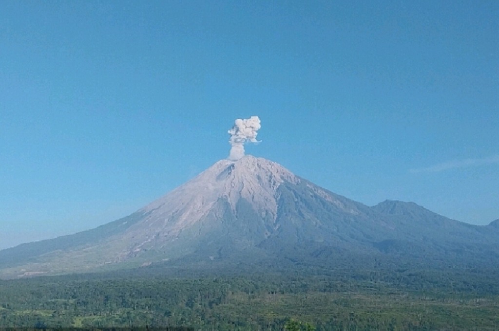 Gunung Semeru kembali Erupsi, Warga Diminta Jauhi Zona Bahaya