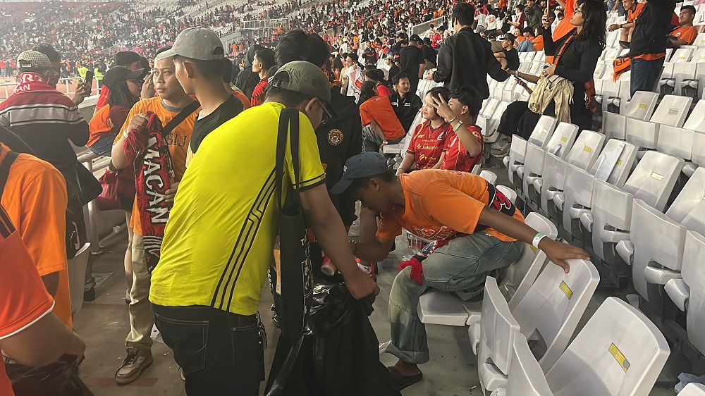 Salut! The Jakmania Bersihkan Tribune SUGBK usai Persija Kalahkan Persib 