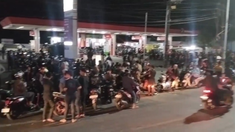 BBM Langka, Ratusan Pengendara Adang Truk Tangki di Takalar