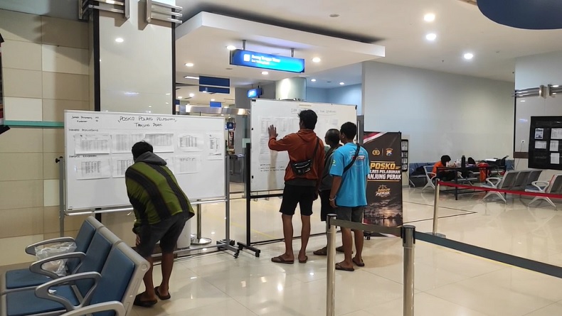 129 Penumpang Belum Ditemukan, Keluarga Korban KM Virgo Transport 8 Menginap di Pelabuhan