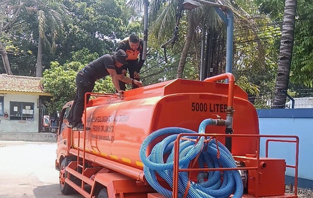 Warga di Jaksel Keluhkan Kekeringan, BPBD Kerahkan Mobil Tangki Salurkan 5.000 Liter Air Bersih