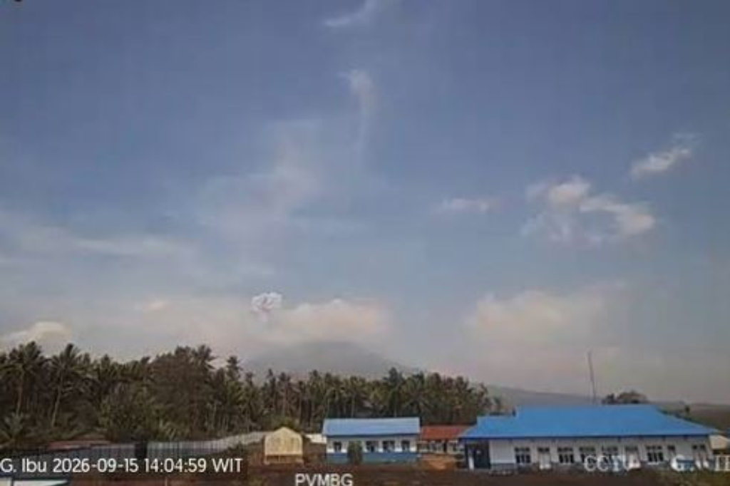Gunung Ibu Meletus Siang Ini, Muntahkan Abu Vulkanik Setinggi 700 Meter 