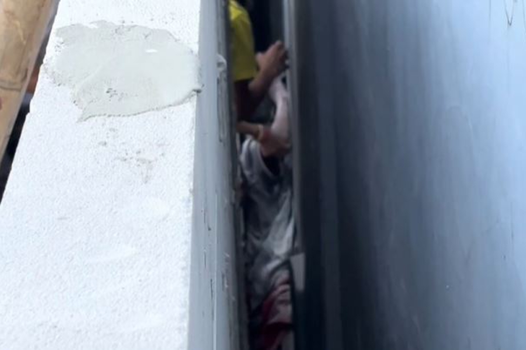Geger! Lansia 80 Tahun Ditemukan Terjepit di Celah Tembok Rumah Warga di Mojokerto