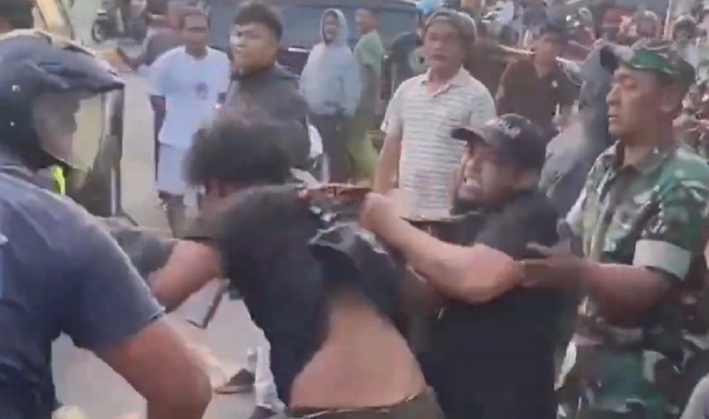 Aniaya Pedagang Cilok, 6 Anak Punk Babak Belur Dihajar Warga di Semarang