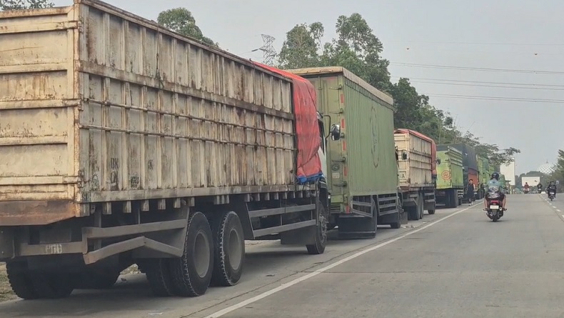Antre Solar 2 Hari 2 Malam, Sopir Truk di Lampung Menginap di Kabin