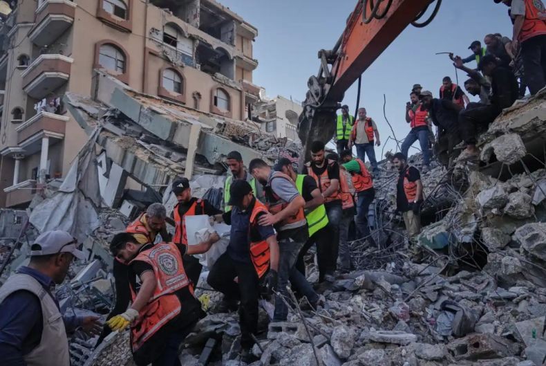 Miris! Gedung Tempat Tinggal di Gaza Dihuni Puluhan Orang Ambruk, 20 Tewas