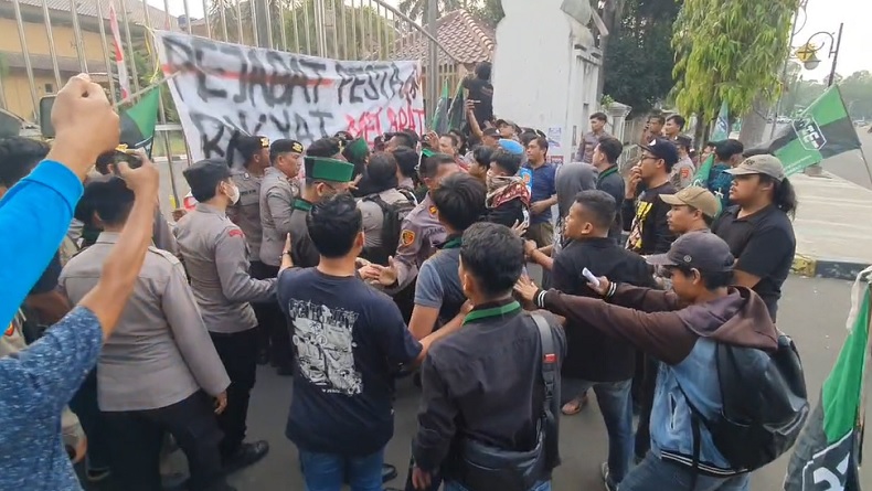 Demo Berujung Ricuh, Mahasiswa Bakar Ban dan Berupaya Tembus Gerbang Pemkot Cilegon