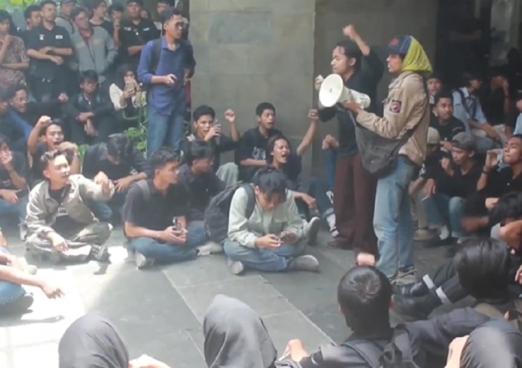 Demo Tolak Rektor Incumbent 2 Periode di UINSA Ricuh, Mahasiswa Bakar Ban