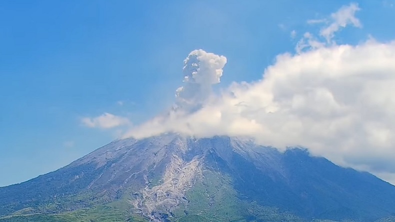 Gunung Semeru Erupsi Lagi, Kolom Asap 1.000 Meter dan 53 Kali Letusan