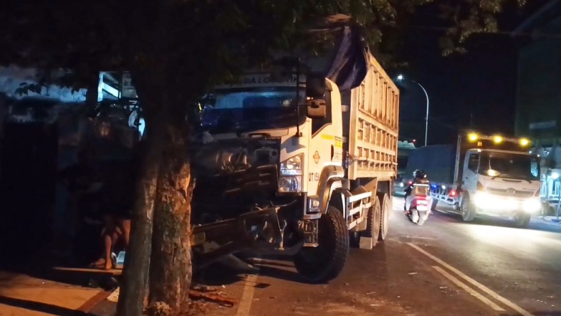 Kecelakaan di Tuban, Truk Oleng Tabrak Motor lalu Hantam Pohon 