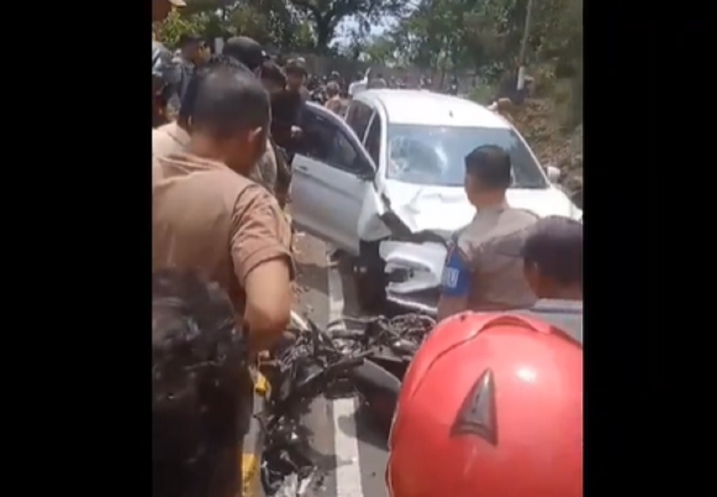 Kecelakaan di Pasuruan, Suzuki Ertiga Oleng Tabrak Pemotor gegara Sopir Mabuk