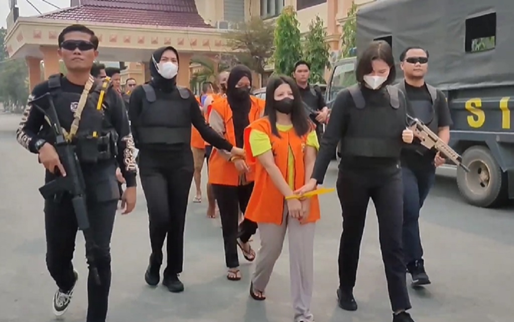 Polisi Tangkap 8 Orang Sindikat Pembuat SIM Palsu Lintas Wilayah di Siak