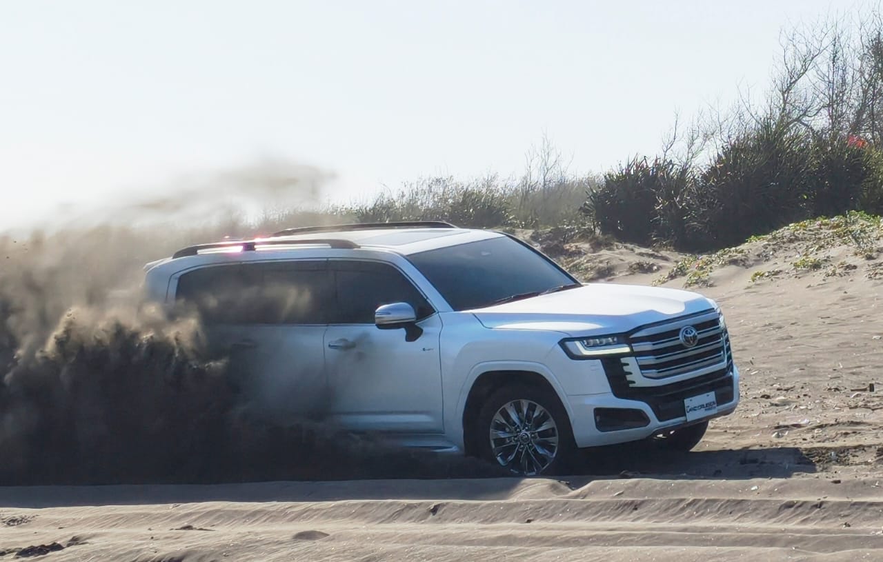 Menguji Ketangguhan Toyota Land Cruiser Hybrid di Jalan Berpasir, Serasa Rally Dakar