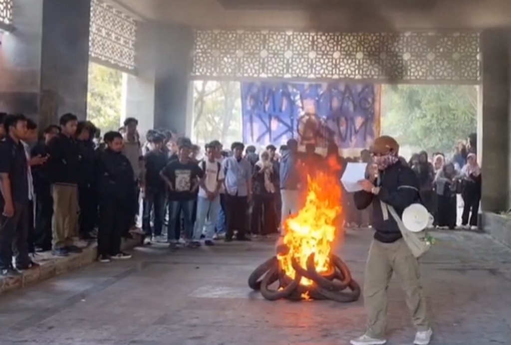 Bakar Ban, Mahasiswa dan Dosen UINSA Surabaya Demo Tolak Rektor Terpilih