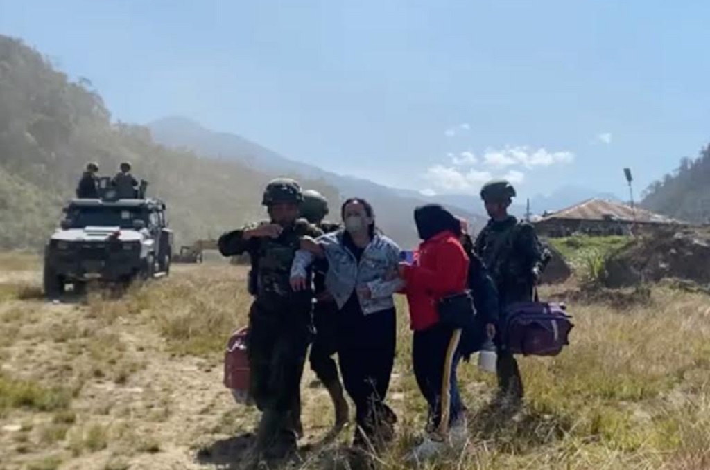 Istri Sopir Travel yang Ditembak KKB Dievakuasi Pakai Helikopter ke Wamena