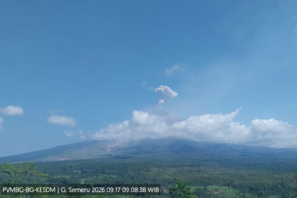 Gunung Semeru Meletus Lagi, Abu Vulkanik Tebal Membubung Setinggi 1 Km ke Langit