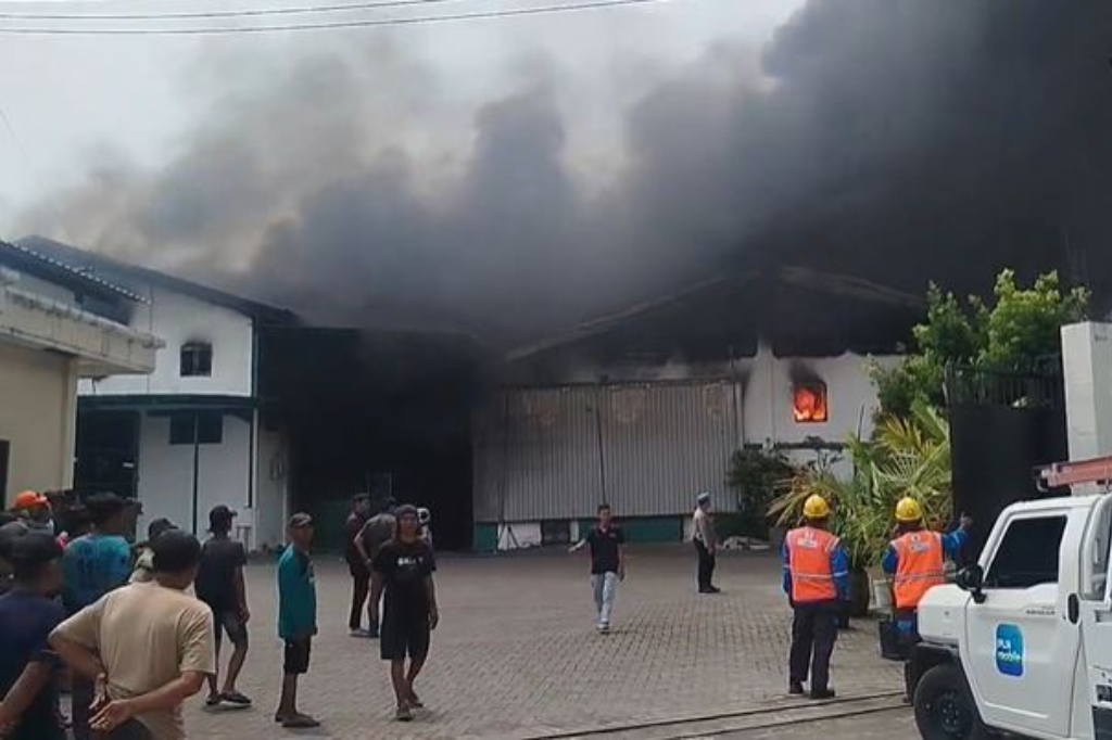 Kebakaran Pabrik Sepatu di Mojokerto, Api Berkobar Diduga akibat Percikan Las