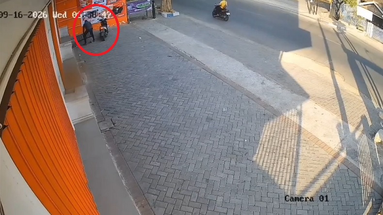 Terekam CCTV, Maling di Pasuruan Santai Gondol Besi Penutup Bak Kontrol di Depan Restoran