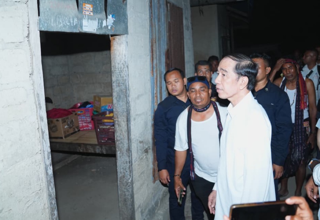 Jokowi Kunjungi Korban Gempa NTT di Sikka, Cek Rumah Warga yang Hancur