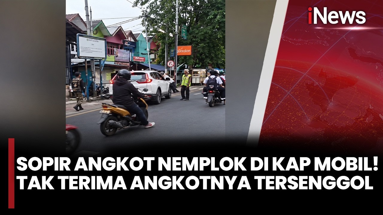 Viral! Tolak Kabur Usai Nyenggol, Sopir Angkot Nekat Gelantungan di Kap Mobil