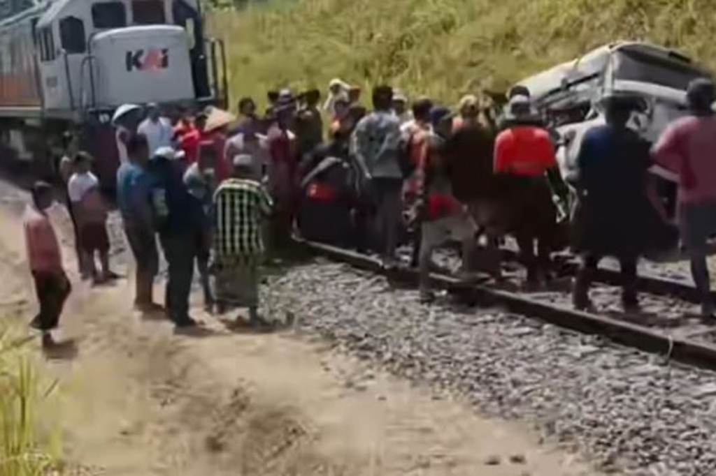 Maut di Pelintasan! Detik-Detik Fortuner Tertabrak Kereta Api di Jember Tewaskan 1 Orang
