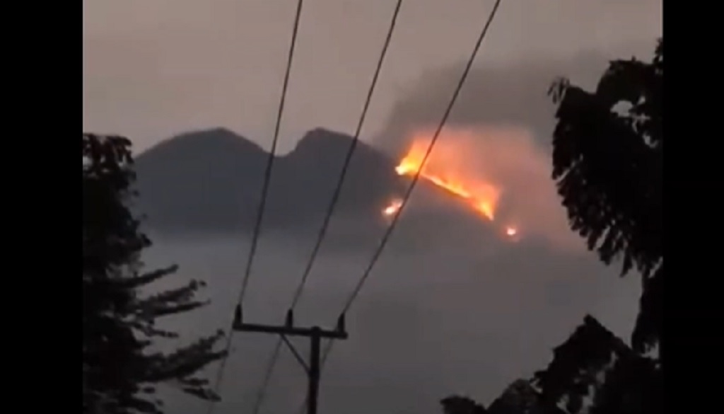 Cahaya Merah di Puncak Gunung Gamkonora Bikin Panik Warga Halmahera Barat