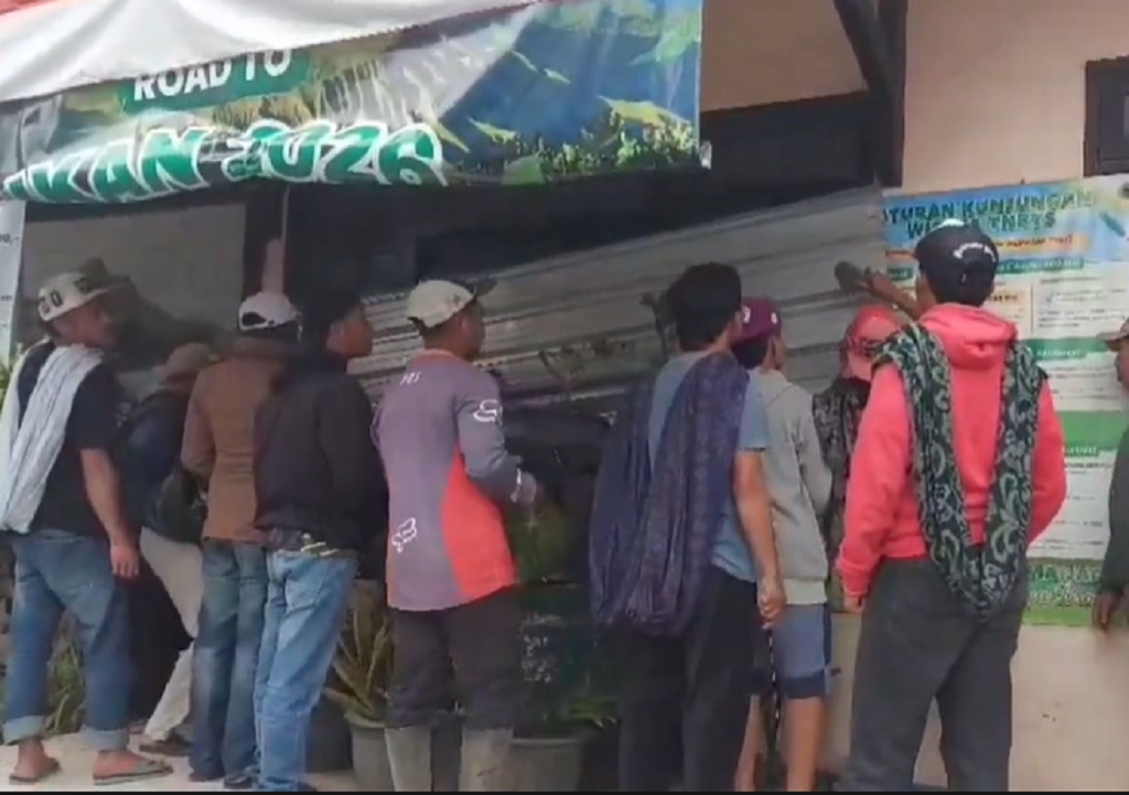 Pelaku Wisata Segel Kantor TNBTS di Pasuruan, Desak Bromo Kembali Dibuka
