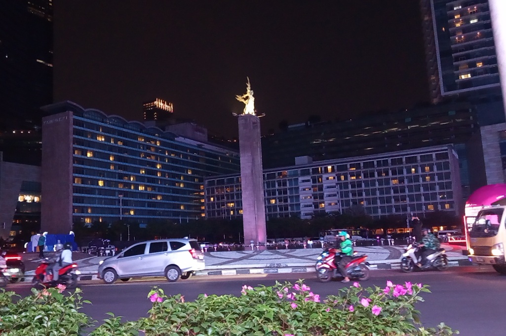 Penampakan Bundaran HI saat Lampu Dipadamkan 1 Jam, Sejumlah Titik Gelap