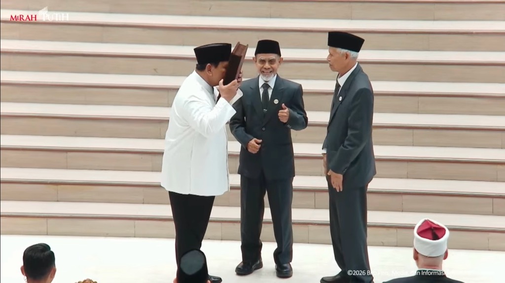 Momen Prabowo Cium Alquran Pemberian Pimpinan Gontor