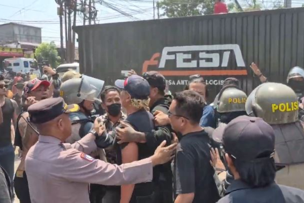Massa Pro dan Kontra Sudewo Bentrok di Tipikor Semarang, Polisi Turun Tangan