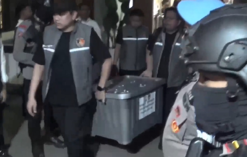 Kortastipidkor Polri Geledah Ruang Kerja Bupati Gowa Husniah, Sita 4 Boks Dokumen PBG