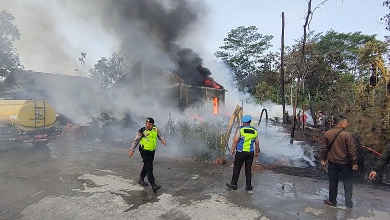 Kebakaran Hebat Gudang Barang Bekas di Boyolali, Api dari Pembakaran Sampah