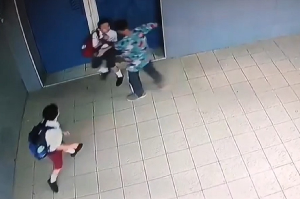 Terekam CCTV, Pria Bersajam Rampas Ponsel Pelajar di Pintu Sekolah Tanjungbalai