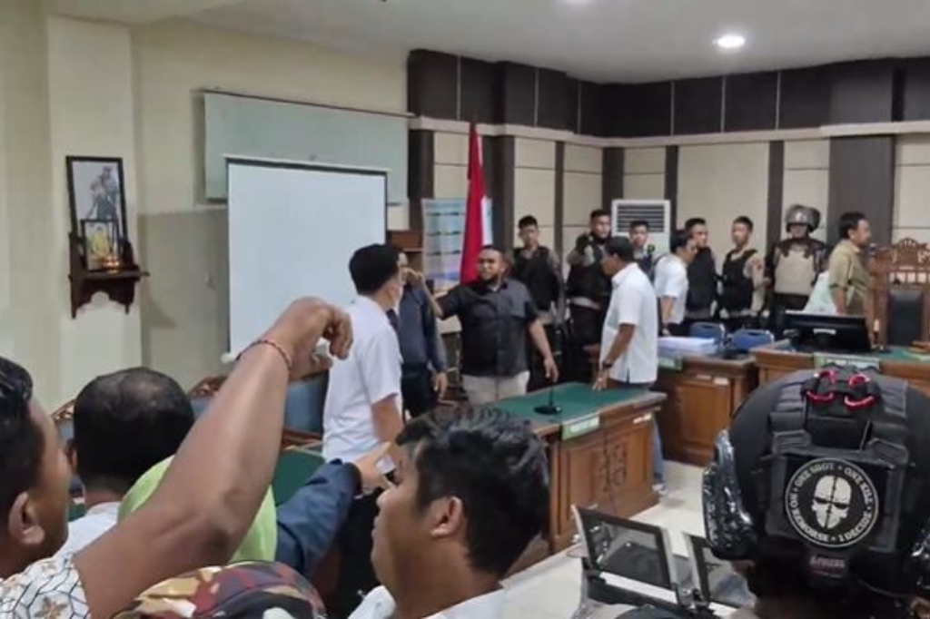 Sidang Tuntutan Bupati Pati Nonaktif Sudewo Ricuh, Massa Pendukung Kejar Tim JPU KPK