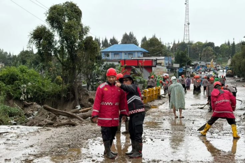 Banjir Bandang Solok, 300 Personel Brimob Dikerahkan Cari Warga yang Hilang