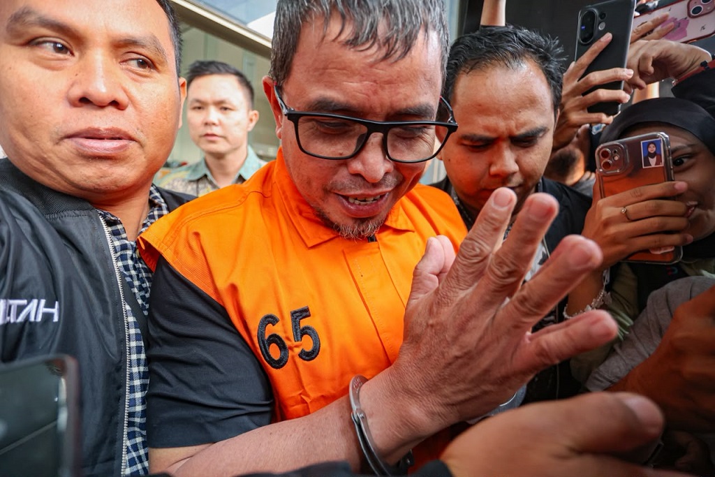 Penampakan Bupati Bolmut Sirajudin Lasena Pakai Rompi Tahanan KPK, Tangan Diborgol