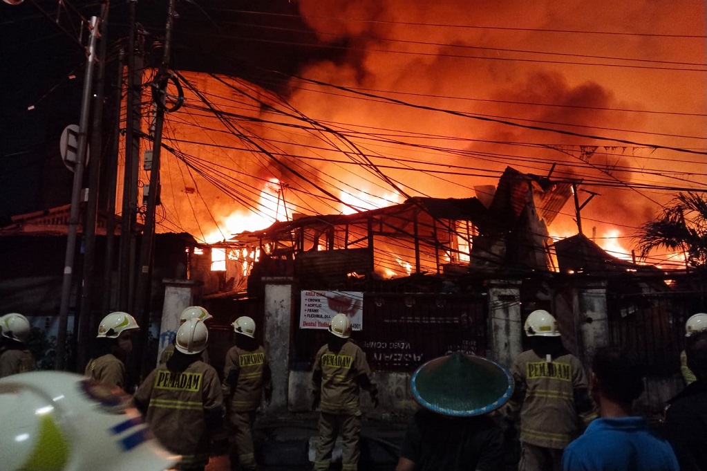 Kebakaran Dekat Stasiun Kebayoran Jaksel, 128 Petugas Damkar Dikerahkan
