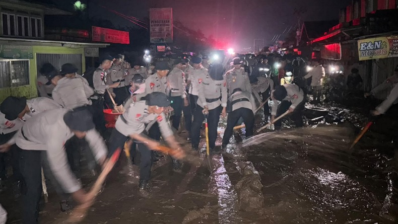 Banjir Bandang Terjang Solok, Polisi Evakuasi Warga hingga Buka Pengungsian di Polres