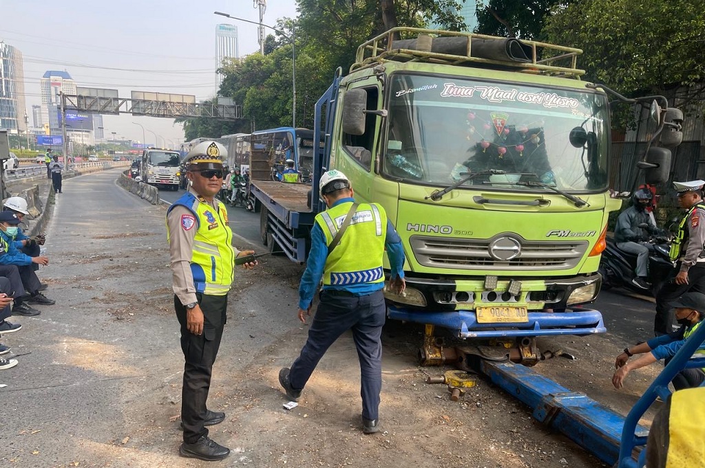 Truk Tabrak Separator Busway di Jalan Gatot Subroto Jaksel, Lalin Sempat Tersendat